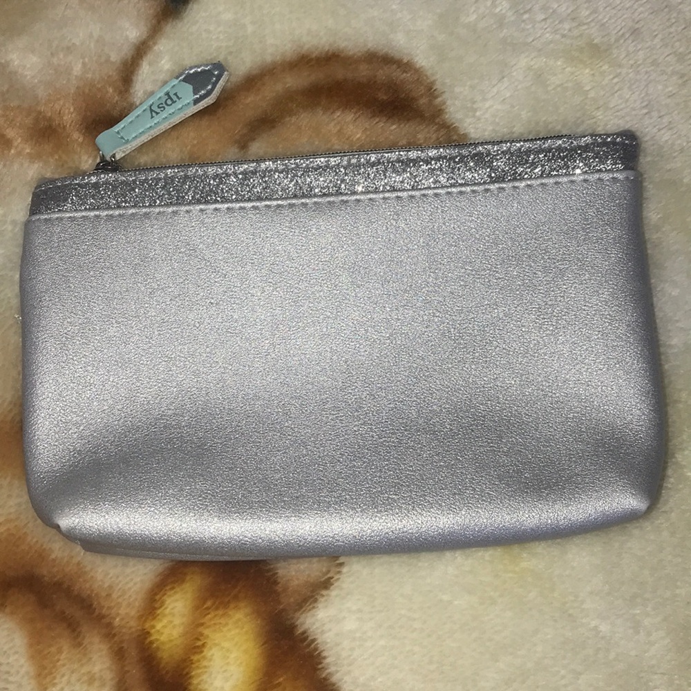 GREY SPARKLY POUCH